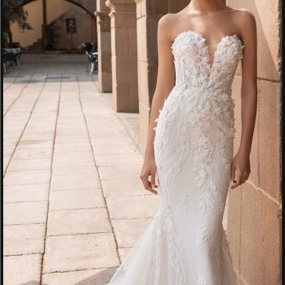 SOLD‼️Pronovias Aethra Wedding Dress 3D flower lace